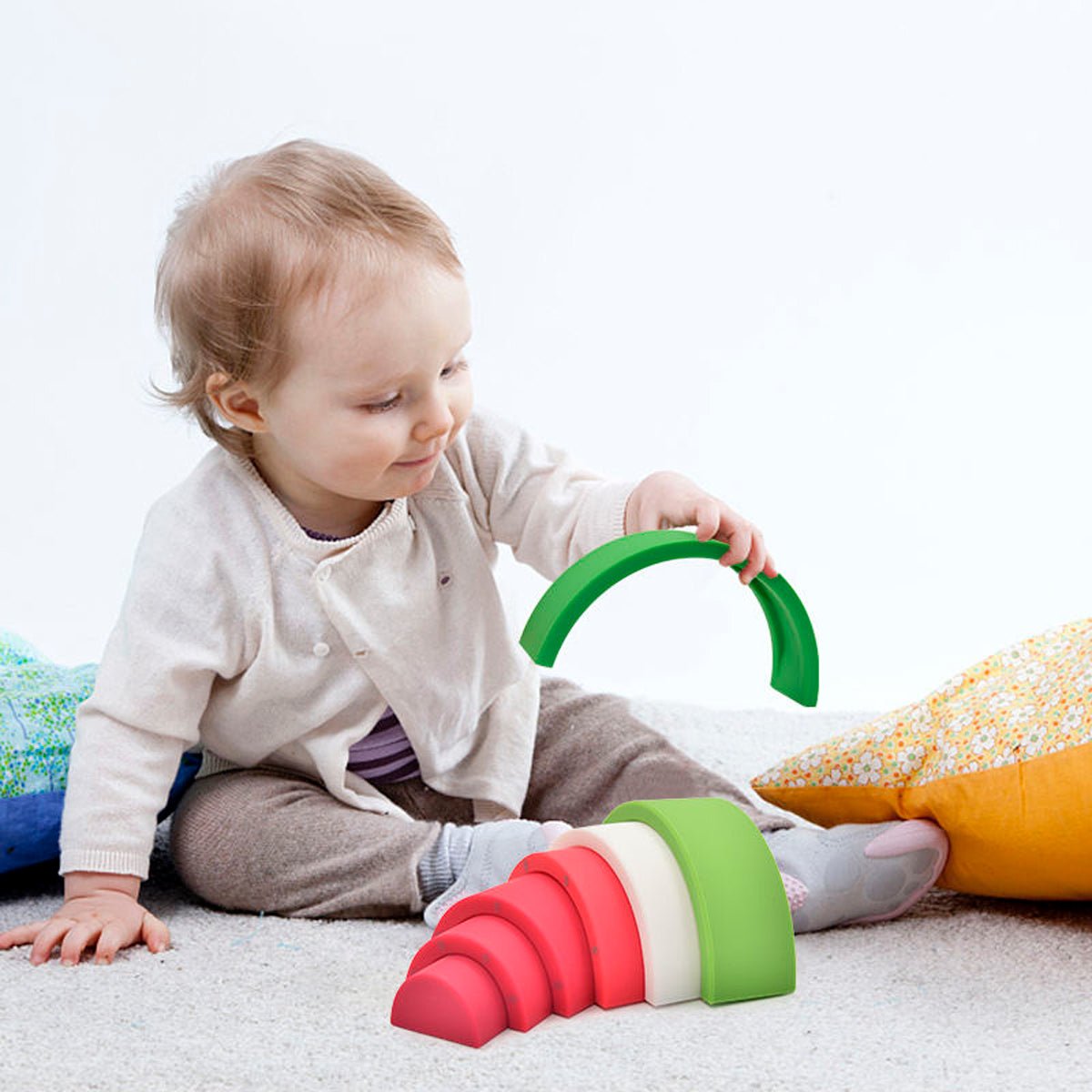 Bebe jugando con sandía silicona apilables | Chin Pum