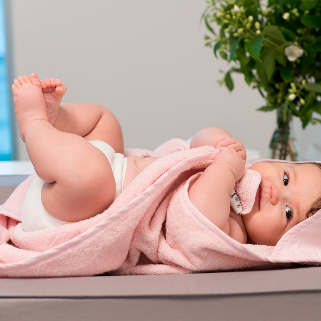Bebé con toalla conejo rosa | Chin Pum