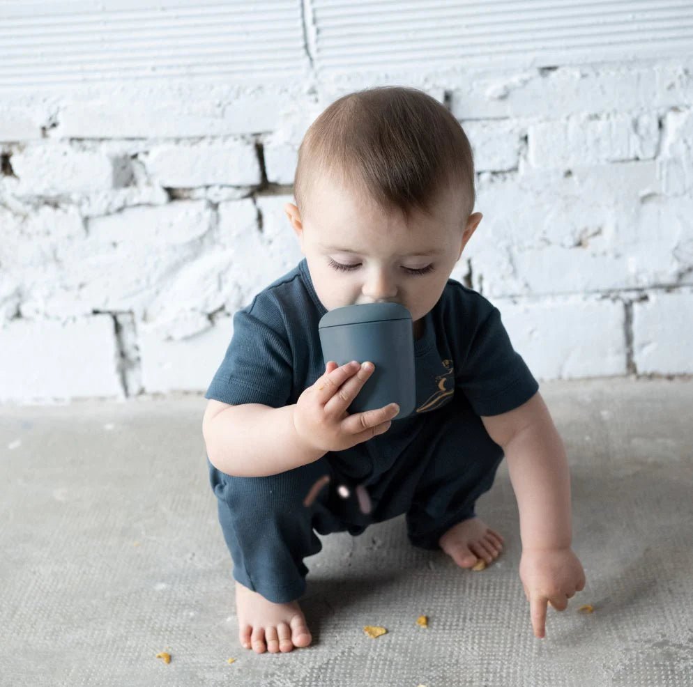 Bebé con vaso silicona Ekobo | Chin Pum 