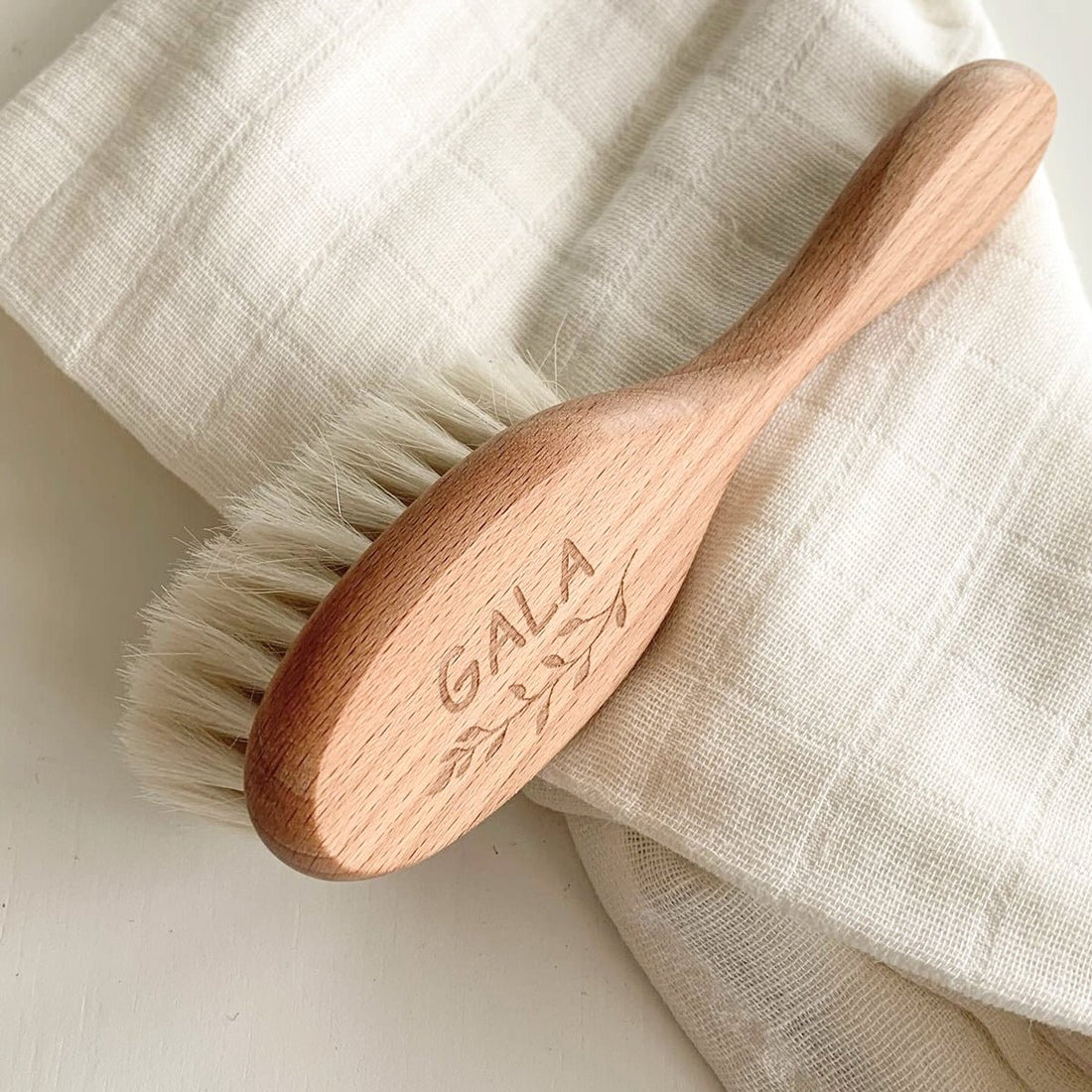Cepillo de madera personalizable para el cabello del bebé | ChinPum