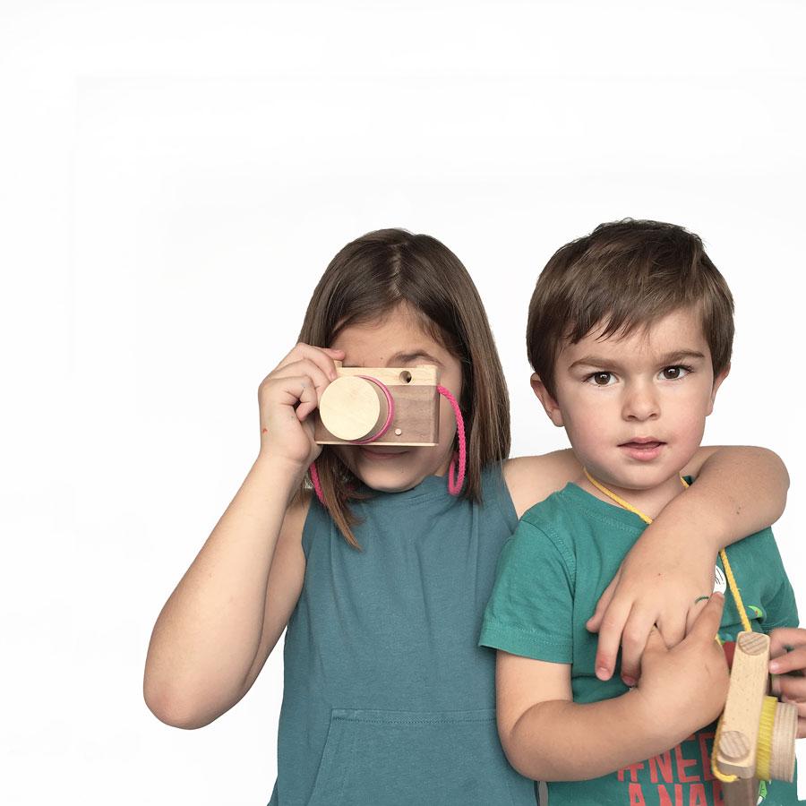 niños con bonitas cámaras de juguete de madera