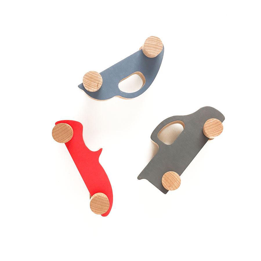 tres juguetes de coches de madera ecológica
