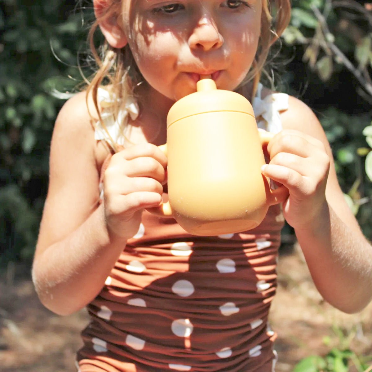 Nena con vaso de Silicona Caramelo | Chin Pum