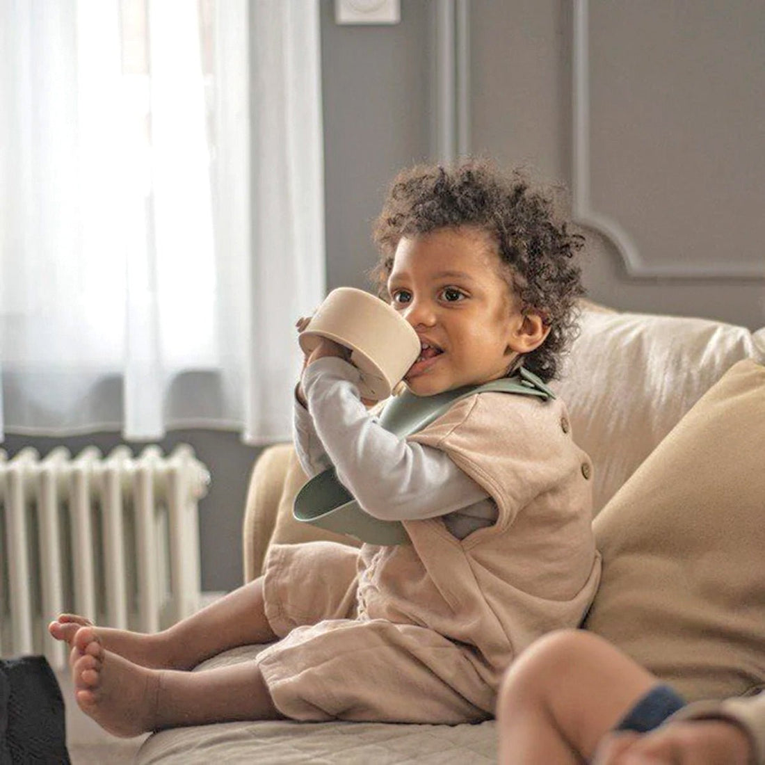 Niño comiendo con un vaso para snack